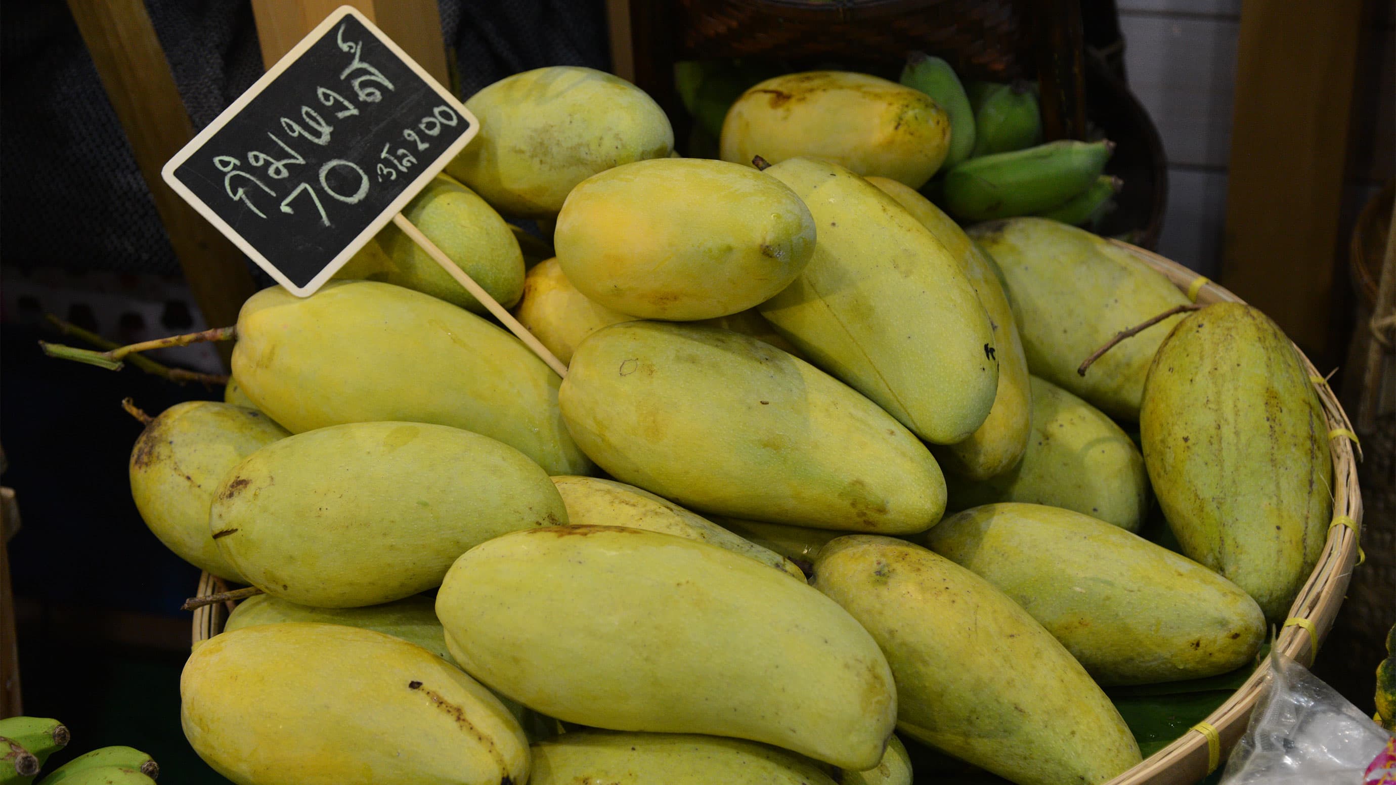 Mangoes in a bowl with a price tag